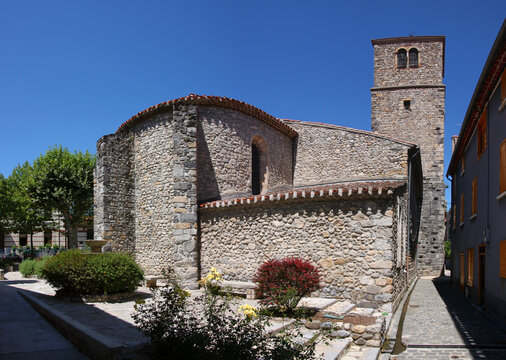 Romanesque church of Notre-Dame-de-l&lsquo;Assomption with tower and apse in the old town of Quillan, Occitanie region in France