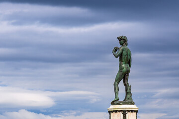 Blick auf die David Statue auf dem Piazzale Michelangelo in Florenz, Italien