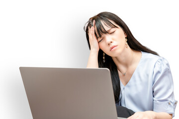 ノートパソコンの前で悩む女性