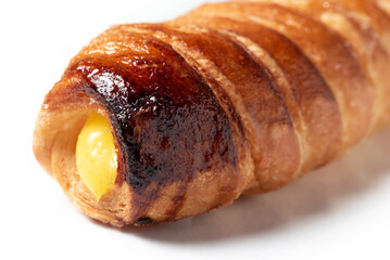Cannoncino alla crema, isolato su fondo bianco, dessert italiano