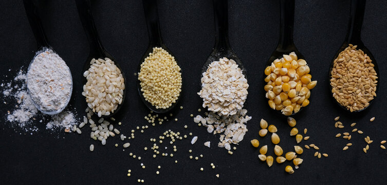 Colecci&oacute;n de cucharas con diferentes cereales y semillas en fondo negro. Dark food