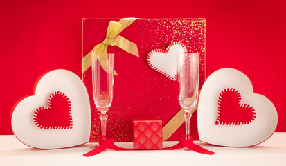Fond d'écran avec des cœurs rouges pour la Saint-Valentin avec un cadeau et des coupes de...