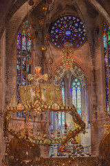 Obraz premium Palma de Mallorca, Spain - 10 Nov 2022: Gaudi designed Altar in the Palma Seo Cathedral Basilica