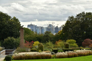 Le Jardin des Fleuristes et au loin les tours du centre Manhattan de Bruxelles à Laeken