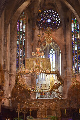 Obraz premium Palma de Mallorca, Spain - 10 Nov 2022: Gaudi designed Altar in the Palma Seo Cathedral Basilica