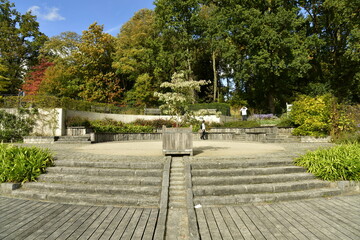 Coin de repos entre les plantes luxuriantes au Jardin des Fleuristes à Laeken 