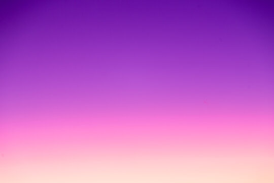 Gradient d&eacute;grad&eacute; de couleurs froides et chaudes pour arri&egrave;re-plan lumineux, fond jaune vers mauve violet