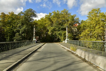 Feuillage en automne des arbres au pont reliant les parcs de la Princesse Clémentine et Jean Sobieski à Laeken 