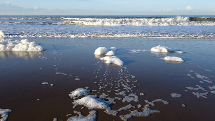 Phaeocystis -Mousse blanche sur la plage d'Ostende en fin de journée