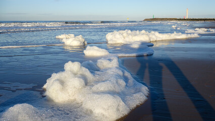 Phaeocystis -Mousse blanche sur la plage d'Ostende en fin de journée
