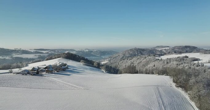 C4K Drohnen flug in einer in einer cinematischen Winterlandschaft in Bayern