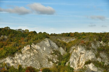 Fototapeta na wymiar Pans de rochers parmi la végétation luxuriante des collines en automne à anseremme au sud de Dinant 