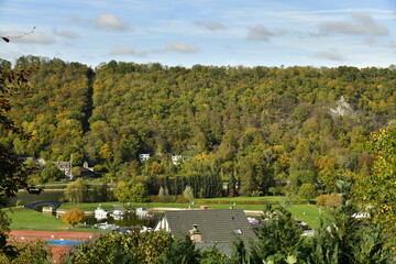 Obraz premium Collines boisées en automne bordant la Meuse à Anseremme au sud de Dinant 