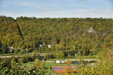 Obraz premium Collines boisées en automne bordant la Meuse à Anseremme au sud de Dinant 