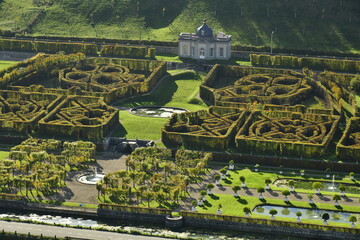 Le château de Freyr avec ses jardins et indépendances vu depuis les sommets des imposants rochers...