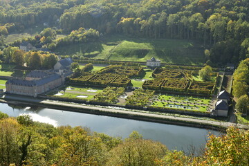 Le château de Freyr avec ses jardins et indépendances vu depuis les sommets des imposants rochers...