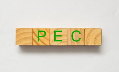As iniciais PEC com letras verdes em cubos de madeira em língua portuguesa do Brasil as quais se...