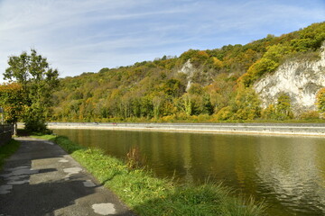 Imposants rochers en calcaire bordant la Meuse à Anseremme au sud de Dinant 