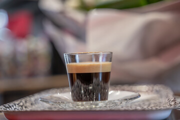 petit café servi sur un plateau