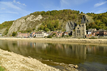 Partie sud de la ville de Dinant avec l'église St-Paul entre la Meuse et la colline rocheuse 