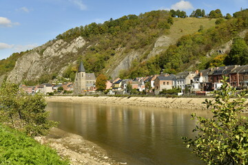 Partie sud de la ville de Dinant avec l'église St-Paul entre la Meuse et la colline rocheuse 