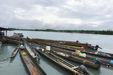 canoas lanchas encalladas en el puerto malecon quibdo 