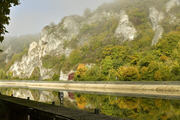 La Meuse sous la brume matinale en automne à Anseremme au sud de Dinant 