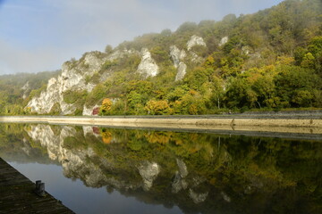 La Meuse sous la brume matinale en automne à Anseremme au sud de Dinant 