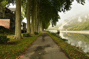 Promenade longeant la Meuse sous la brume matinale à Anseremme au sud de Dinant 