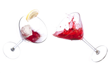 schizzi di un liquido rosso su un gruppo di bicchieri da cocktail