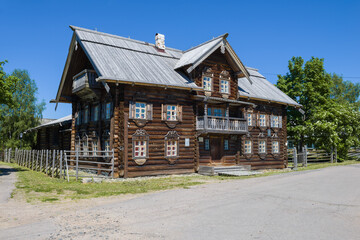 Fototapeta na wymiar The old wooden building of the Shyoltozero on a sunny June day. Russia