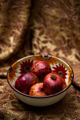 Melograni in coppa ceramica decorata