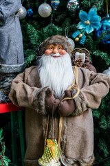 Fototapeta na wymiar Santa on the front of beautiful christmas tree, with decorative chritmas toys.