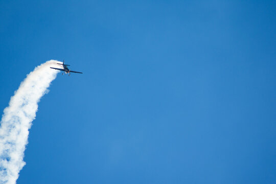 La Escuadrilla de alta acrobacia Halcones, llamada simplemente Halcones, es un grupo de seis oficiales activos de la Fuerza A&eacute;rea de Chile (FACh)