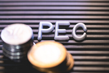 As iniciais PEC em um quadro de letras referente à Proposta de Emenda Constitucional. Moedas...
