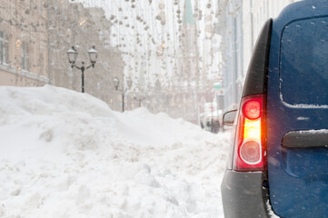 Car stucking in a snowdrift in the city