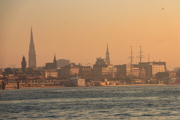 Dezembermorgen an der Norderelbe in Hamburg; Blick vom Altonaer Fischmarkt zu den St. Pauli...