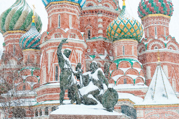Fototapeta na wymiar Monument to Minin and Pozharsky on Red Square under snowfall in Moscow, Russia