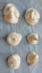 Meringues sur papier cuisson en sortant du four.