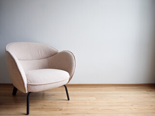 Moderno mueble de lectura minimalista beige al Interior de una sala con  piso laminado y pared gris con  iluminado con luz natural