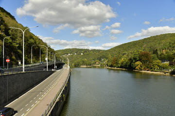 Fototapeta premium Voie routière principale reliant Dinant vers Namur longeant la Meuse à Lustin 