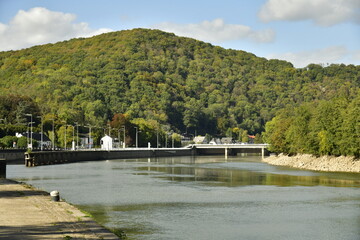 La Meuse en amont vers l'un des barrages-&eacute;cluses entre les collines bois&eacute;es entre Godinne et Lustin &agrave; 15 km au sud de Namur