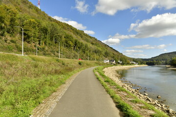 Petite route secondaire pour la promenade longeant la Meuse entre Yvoir ,Godinne et Lustin au milieu d'un paysage bucolique de collines boisées à une dizaine de Km au sud de Namur 