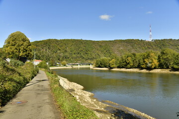 Fototapeta na wymiar Petite route secondaire pour la promenade longeant la Meuse entre Yvoir ,Godinne et Lustin au milieu d'un paysage bucolique de collines boisées à une dizaine de Km au sud de Namur 