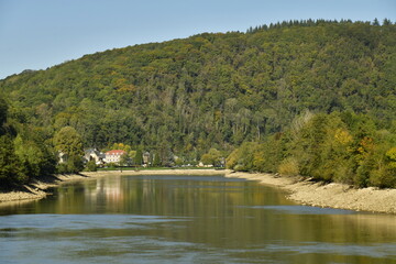 La Meuse au niveau bas entre les hautes collines &agrave; Annevoie-Rouillon &agrave; mi-chemin entre Namur et Dinant 