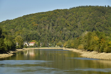 La Meuse au niveau bas entre les hautes collines à Annevoie-Rouillon à mi-chemin entre Namur et Dinant 