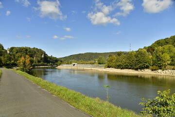 Digue en béton dans la Meuse en pleine nature entre Yvoir et Godinne au nord de Dinant 