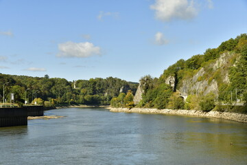 La Meuse réduite en état de rivière due à la sécheresse traversant une vallée verdoyante à Lustin-Godinne entre Dinant et Namur godinne