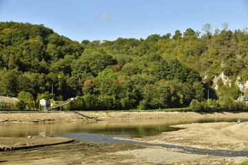 La Meuse réduite en état de rivière dû à la sécheresse d'été 2022 dans sa vallée à la...