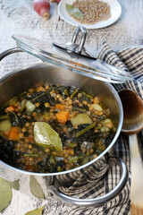 Zuppa di lenticchie, patate e cavolo. Piatto invernale. Cibo sano e vegetariano. direttamente sopra.